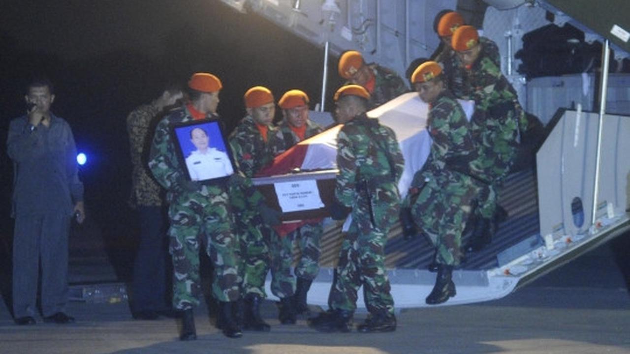 Jokowi pimpin upacara penghormatan 16 jenazah korban Hercules
