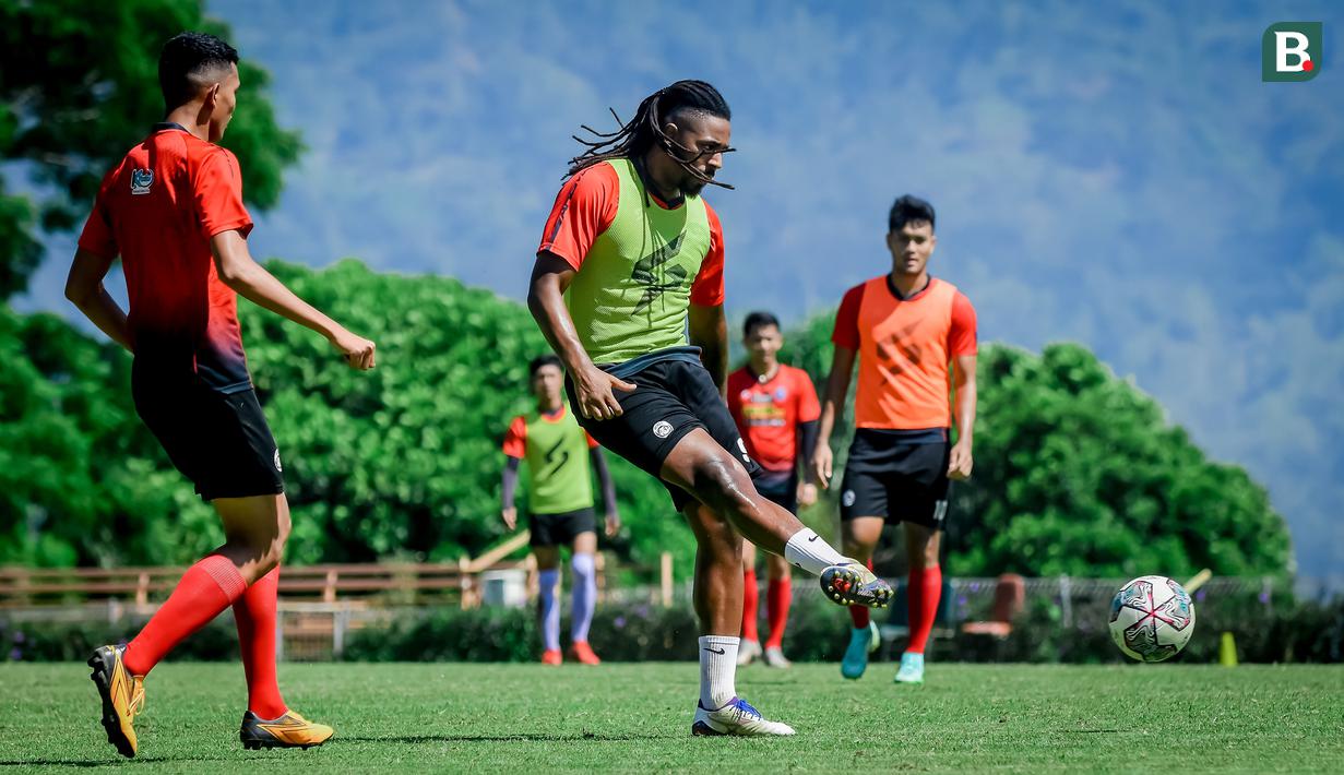 Terlihat dalam sesi latihan, semua pemain seperti tak ada jarak. Baik pemain muda, senior maupun asing. Mereka membaur, tidak lagi berkelompok. (Bola.com/Iwan Setiawan)