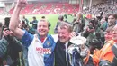 Alan Shearer. Striker Inggris yang pensiun pada Juli 2006 bersama Newcastle United ini menjadi pemain dengan koleksi hattrick terbanyak dalam satu musim kompetisi di Liga Inggris. Saat berseragam Blackburn Rovers pada musim 1995/1996 ia total membuat 5 kali hattrick di musim tersebut dan bertahan menjadi rekor terbanyak hingga kini. Pada musim sebelumnya, 1994/1995 ia mampu mengoleksi 3 kali hattrick dan mengantar Blackburn menjadi juara Liga Inggris. (AFP/PA/John Giles)