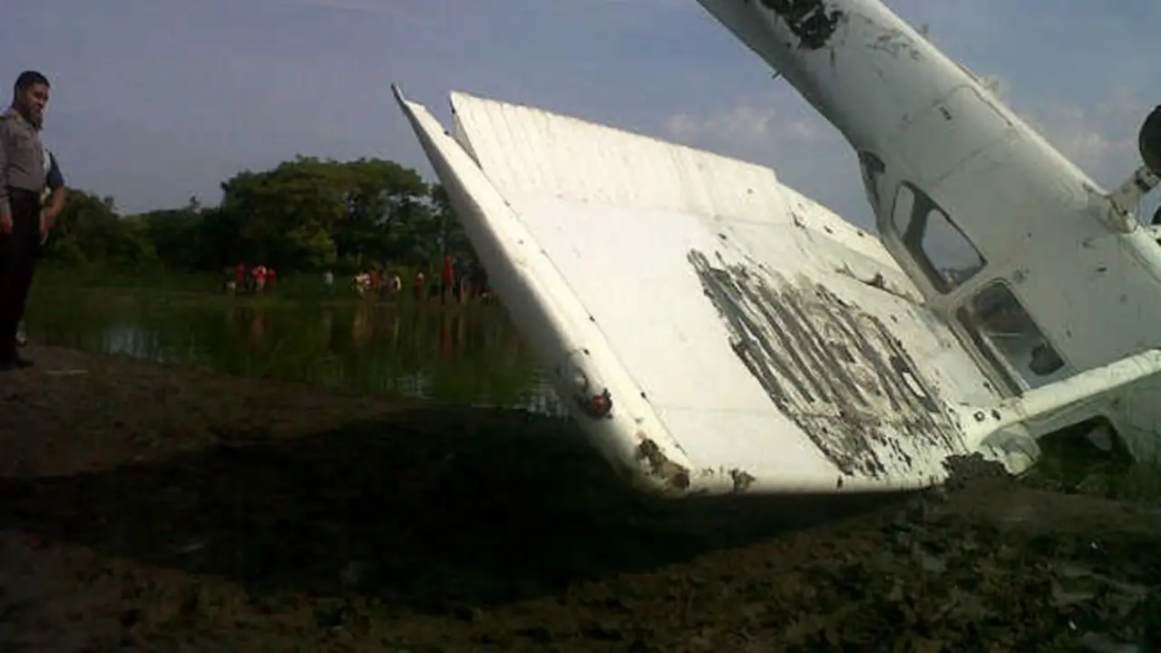Gagal Berputar, Pesawat Latih Nyungsep di Tambak