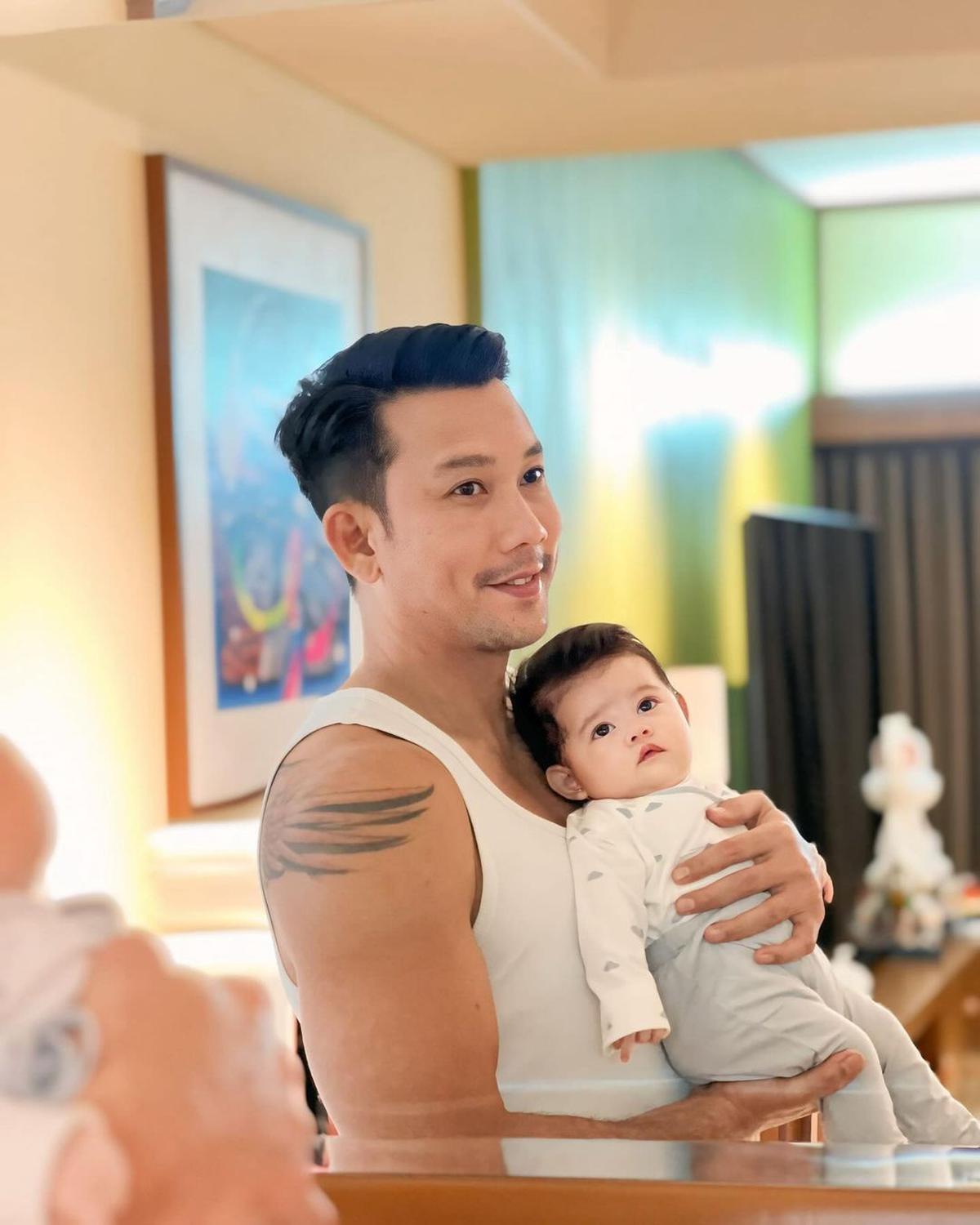 7 Potret Imut Baby Biel Anak Denny Sumargo, Disebut Fotokopian Mamanya