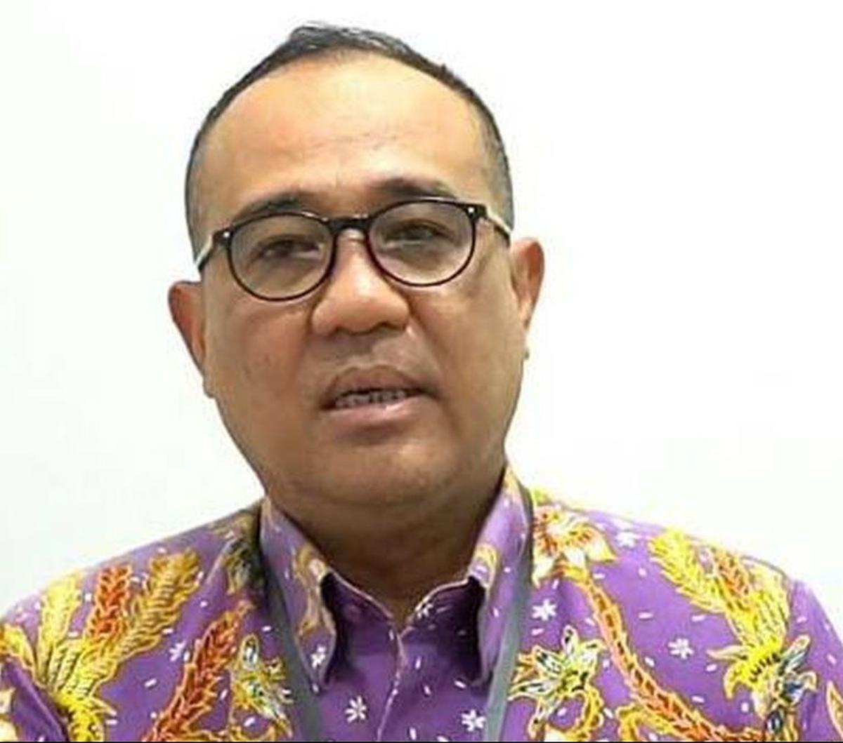 Rafael Alun Trisambodo , S.E., M.Si. lahir di Yogyakarta, 11 Agustus 1967. Ia merupakan lulusan Sekolah Tinggi Akuntansi Negara, Universitas Padjajaran, dan Universitas Indonesia. Diketahui, ayahnya adalah seorang dokter dan ibunya seorang ibu rumah tangg