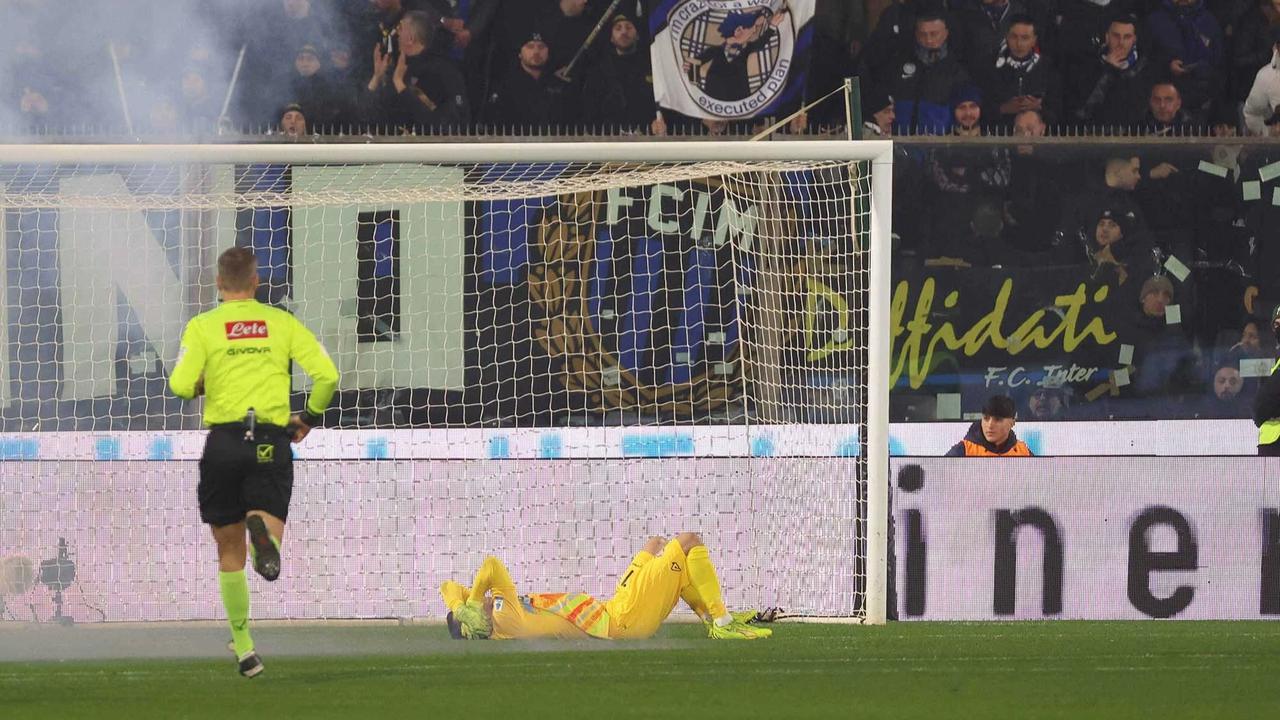FOTO: Kiper Timnas Indonesia Emil Audero Jadi Korban Insiden Flare di Laga Cremonese Kontra Inter Milan