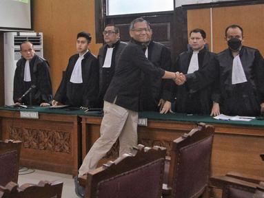 Terdakwa Agus Nurpatria bersalaman dengan kuasa hukunya usai menjalani sidang vonis di Pegadilan Negeri Jakarta Selatan (PN Jaksel), Senin (27/2/2023). Majelis Hakim PN Jaksel menjatuhkan putusan terhadap terdakwa Agus Nurpatria atas kasus obstruction of justice perkara kematian Nofriansyah Yosua Hutabarat alias Brigadir J dengan vonis kurungan penjara selama 2 tahun. (Liputan6.com/Angga Yuniar)