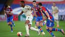 Striker Manchester United, Anthony Martial, berusaha melewati pemain Crystal Palace pada laga lanjutan Premier League di Selhurst Park, Jumat (17/7/2020) dini hari WIB. Manchester United menang 2-0 atas Crystal Palace. (AFP/Peter Cziborra/pool)