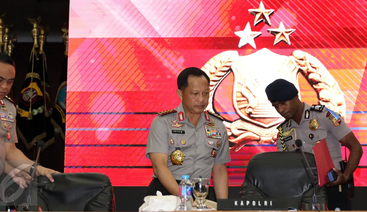 Kapolri Jenderal Pol Tito Karnavian (tengah) bersiap memberikan keterangan akhir tahun 2016 di Mabes Polri, Jakarta, Rabu (28/12). Kapolri memaparkan sejumlah capaian program dan kinerja serta anggaran selama tahun 2016. (Liputan6.com/Helmi Fithriansyah)
