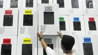 Pekerja merapikan kotak suara Pemilu yang sudah dirakit di kawasan Tugu, Cimanggis, Depok, Jawa Barat, Rabu (13/2). KPU Kota Depok mempersiapkan 27.686 kotak suara untuk didistribusikan ke 5.759 TPS di 11 kecamatan. (Liputan6.com/Herman Zakharia)