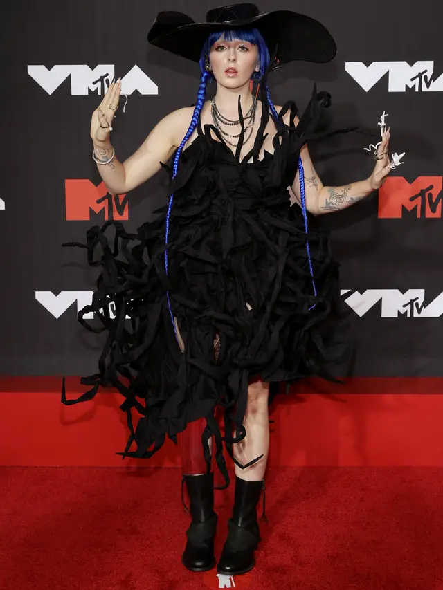 6 Tampilan Fenomenal nan Nyentrik di MTV VMA 2021