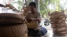 Walau memiliki keterbatasan fisik karena hanya memiliki satu kaki, pria ini sukses jadi inspirasi karena membuat lapangan pekerjaan untuk warga di desanya.
