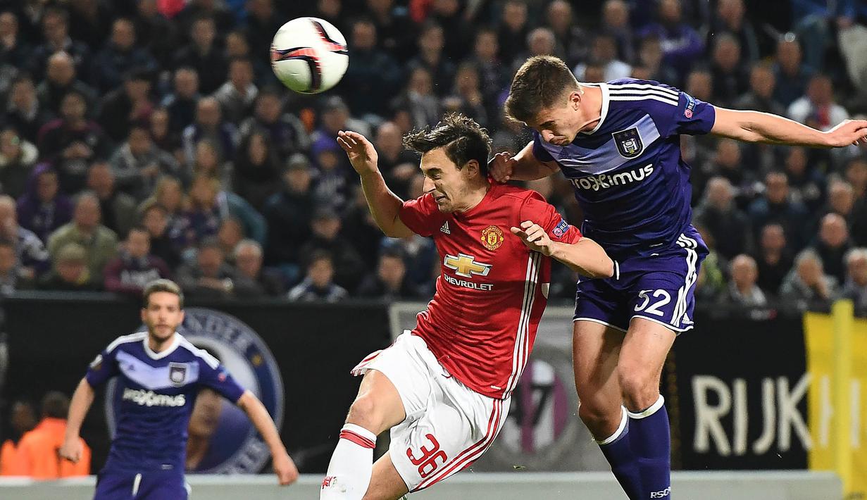 Bek Manchester United, Matteo Darmian, duel udara dengan gelandang Anderlecht, Leander Dendoncker, pada laga Liga Europa di Stadion Constant Vanden Stock, Belgia, Kamis (13/4/2017). Kedua klub bermain imbang 1-1. (AFP/Emmanuel Dunand)
