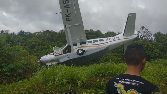 Pesawat tergelincir di Bandara Mamberamo Raya, Papua. (Istimewa)