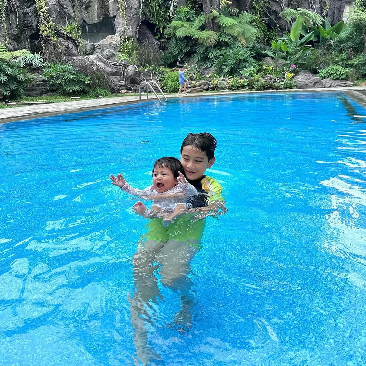 Potret Gemas Rafathar Ajak Lily Berenang, Jadi Kakak yang Sabar dan Jagain Banget Adiknya