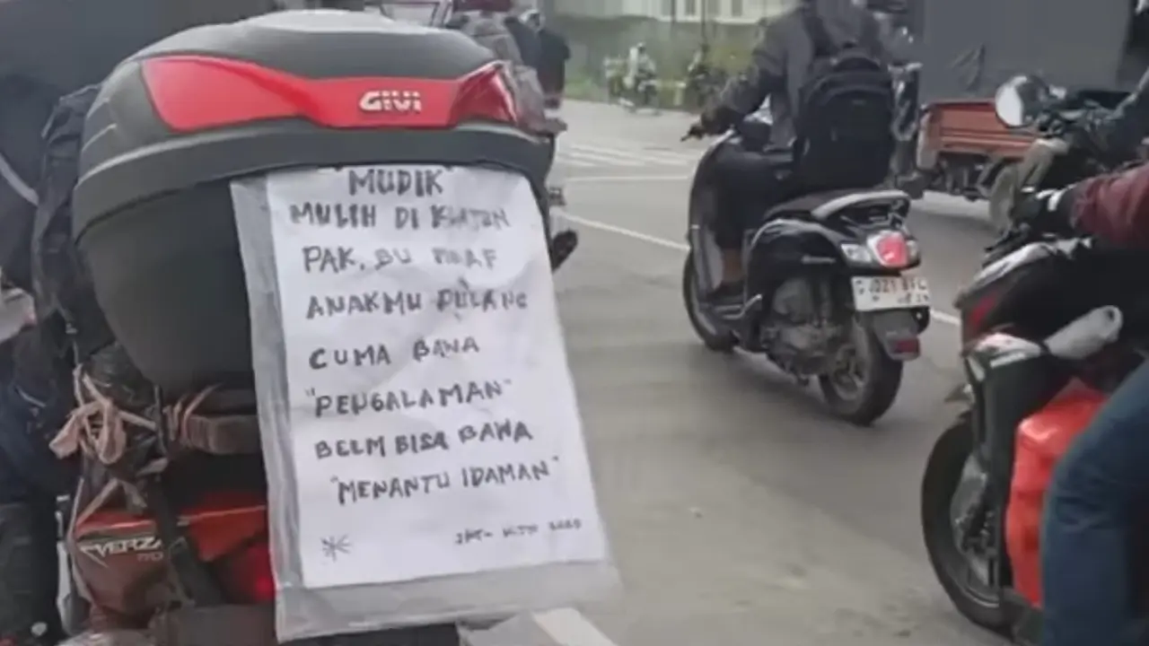 Para pemudik Lebaran yang menggunakan sepeda motor sengaja memasang tulisan tersebut sebagai bentuk ekspresi dan ungkapan suasana hati (Istimewa)