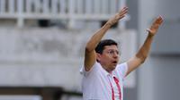 Pelatih PSM Makassar, Darije Kalezic, saat melawan Becamex Binh Duong pada laga semifinal Zona ASEAN Piala AFC 2019 di Stadion Pakansari, Rabu (26/6). PSM menang 2-1 atas Becamex Binh Duong. (Bola.com/M Iqbal Ichsan)