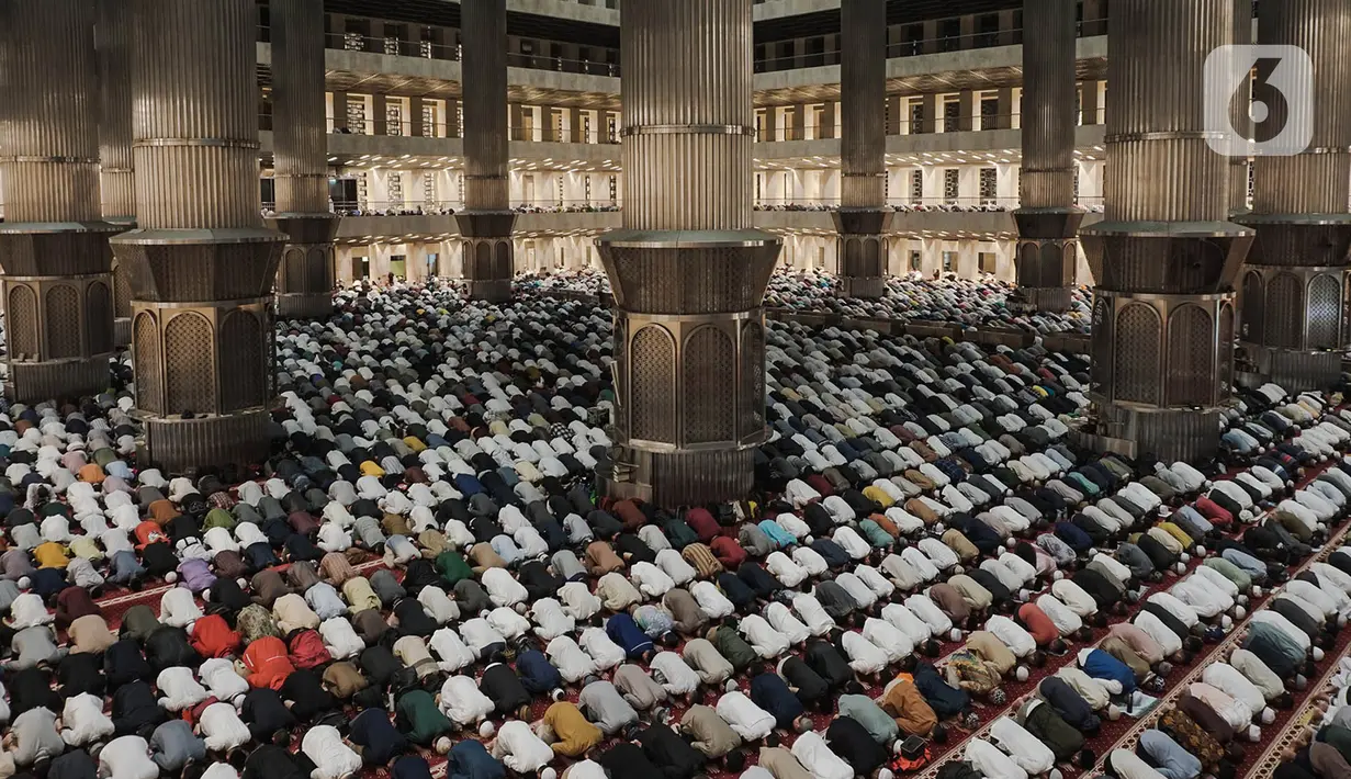 Kekhusyukan ribuan jemaah saat mengikuti rangkaian ibadah malam atau qiyamul lail di Masjid Istiqlal, Jakarta, Minggu (16/4/2023) dini hari WIB. (merdeka.com/Nanda F. Ibrahim)