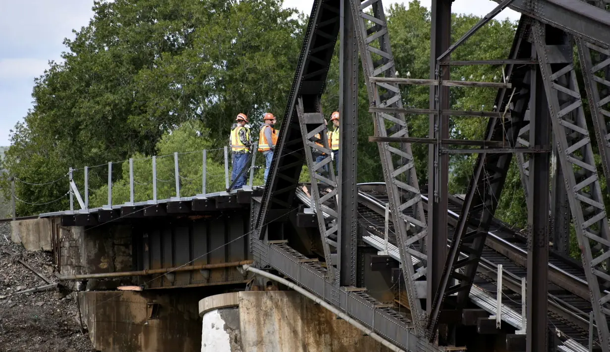 Akibat ambruknya jembatan, sebagian Sungai Yellowstone dan Stillwater ditutup. (AP Photo/Matthew Brown)