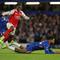 Eberechi Eze (Arsenal), kiri, berebut bola dengan Reece James (Chelsea) yang terjatuh dalam laga Premier League antara Chelsea dan Arsenal di London, Inggris, Minggu, 30 November 2025. (AP Photo/Ian Walton)