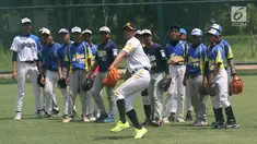 Atlet Baseball dari tim Softbank Hawks, Shuhei Fukuda memberikan contoh melempar saat Asia Baseball Clinic di Lapangan Baseball GBK, Jakarta, Rabu (19/12). Program ini untuk meningkatkan skill atlet Baseball di Indonesia. (Liputan6.com/Helmi Fithriansyah)
