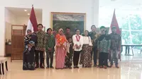 Menlu RI Retno Marsudi berfoto bersama enam WNI dan keluarga yang menjadi korban penyanderaan kelompok bersenjata di Benghazi, Libya. (Liputan6.com/Teddy Tri Setio Berty)