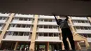 Di lokasi itu terlihat seorang pekerja sedang mengerjakan tahap akhir bangunan tersebut, Jakarta, Kamis (14/8/14). (Liputan6.com/Herman Zakharia) 