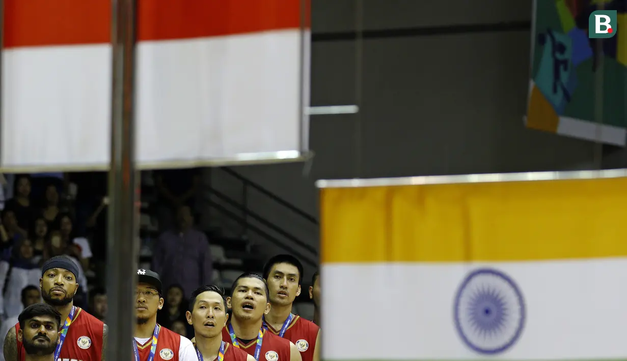 Upacara pemberian medali pada final Invitation Tournament Asian Games 2018 di GBK Hall Basket, Jakarta. Indonesia menang 78-68 atas India. (Bola.com/Peksi Cahyo)