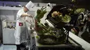 Peserta asal Jepang, Yoshiaki Uezaki sedang membuat kue dalam final Pastries World Cup 2017 di Lyon, Prancis (22/1). Di kompetisi ini satu tim terdiri dari tiga chef, satu orang di pastry, satu di cokelat, dan satu lagi di es krim. (AFP/Jean Philippe)
