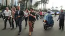 Sejumlah karyawan berhamburan keluar kantor Bursa Efek Indonesia (BEI) saat balkon lantai 1 bangunan ambruk, Jakarta, Senin (15/1). (Liputan6.com/Herman Zakharia)