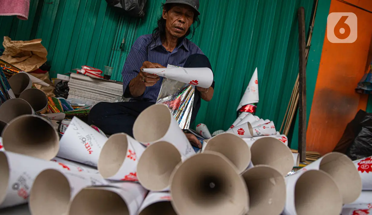 Terompet-terompet tersebut ditawarkan dengan kisaran harga mulai dari Rp7 ribu hingga Rp 20 ribu tergantung model dan ukuran. (Liputan6.com/Faizal Fanani)