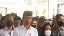 Presiden Joko Widodo bersama Ibu Negara Iriana Joko Widodo (kanan) melepas keberangkatan almarhumah Koesni Harningsih di Jalan Terusan Lembang Nomor D54, Menteng, Jakarta, Minggu (12/3/2023). Istri Kepala Staf Presiden (KSP) Moeldoko tersebut meninggal dunia di usia 63 tahun setelah menjalani perawatan di ICCU RSPAD Kartika Gatot Subroto dan rencananya akan dimakamkan di Taman Makam Pahlawan Bahagia, Tangerang Selatan. (Liputan6.com/Angga Yuniar)
