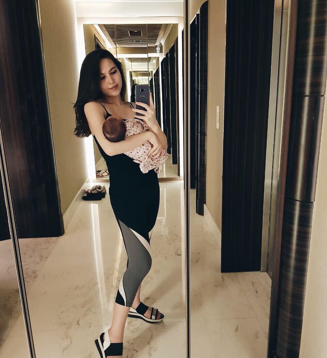 Olivia Jensen masih tetap langsing usai melahirkan 