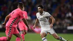 Enzo Fernandez (kanan) menghadapi bek Cultural Leonesa, Angel Bastos saat laga leg kedua babak 32 besar Copa del Rey di Santiago Bernabeu, Kamis (1/12). Enzo berhasil mencetak gol dalam debut di tim utama Real Madrid (AFP PHOTO / Javier Soriano)