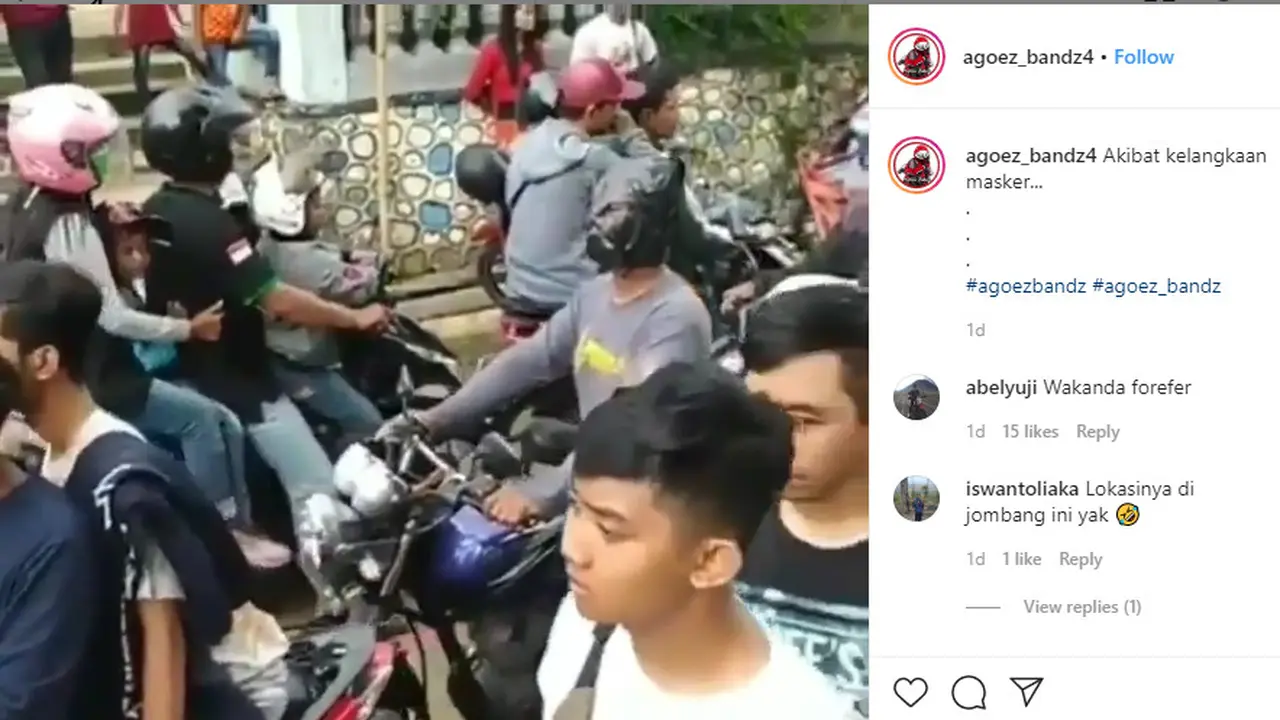 Pengendara menggunakan plastik