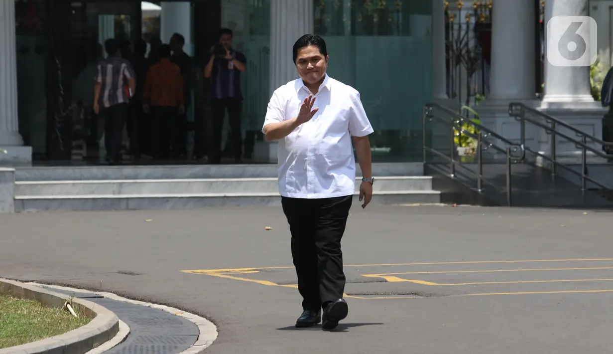 Mantan Ketua TKN Jokowi-Ma'ruf pada Pilpres 2019 Erick Thohir melambaikan tangan saat tiba di Kompleks Istana, Jakarta, Senin (21/10/2109). Kedatangan Erick Thohir berlangsung jelang pengumuman menteri Kabinet Kerja Jilid II oleh Presiden Joko Widodo atau Jokowi. (Liputan6.com/Angga Yuniar)