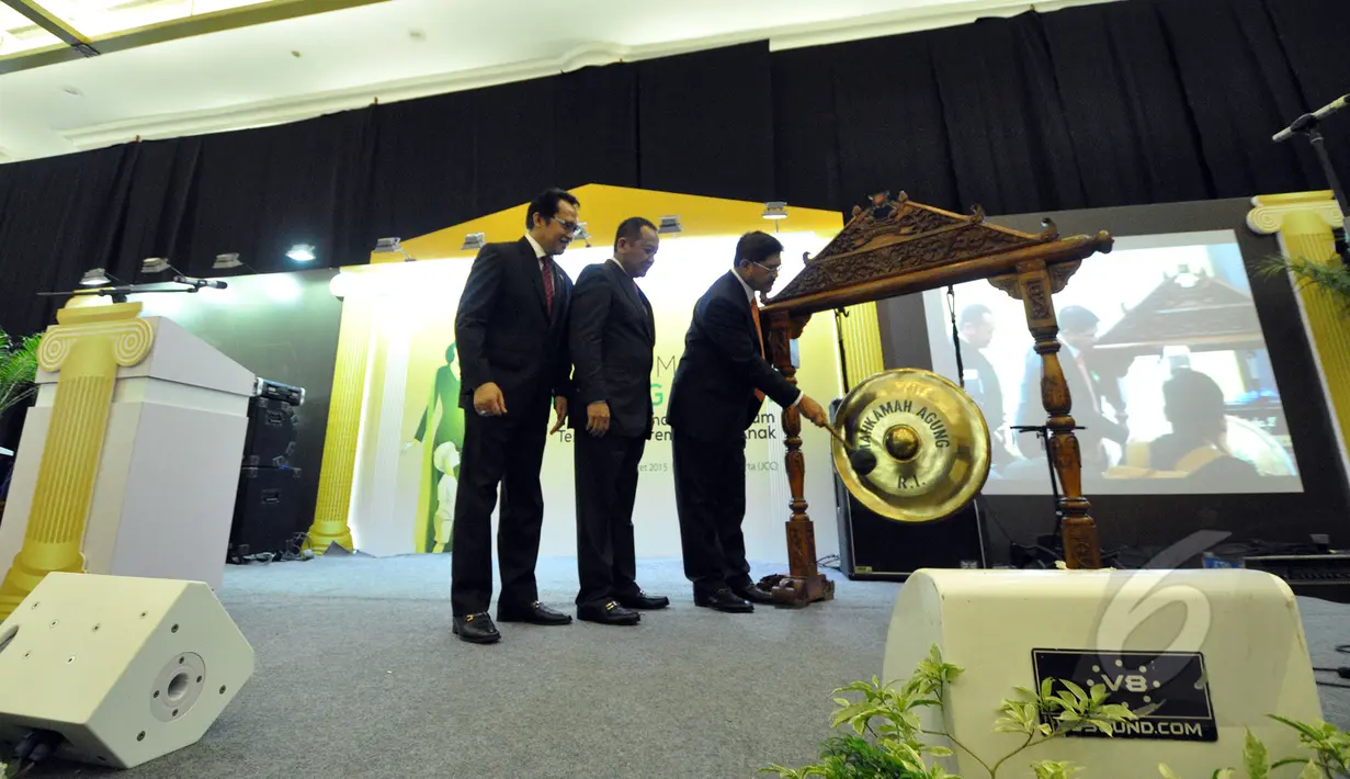 Ketua Mahkamah Agung, Hatta Ali (kanan) memukul gong saat pembukaan pameran 'kampung hukum' yang bertajuk akses perlindungan hukum terhadap perempuan dan anak di JCC, Selasa (17/3/2015). (Liputan6.com/Faizal Fanani)