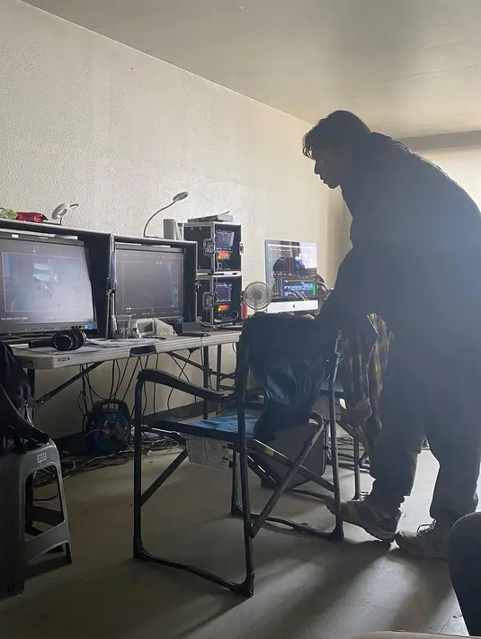 <p>Selanjutnya, sang aktor tampak sedang memonitor aktingnya dari layar di lokasi syuting. Park Seo Joon tampak begitu serius. (Foto: Instagram/ bn_sj2013)</p>