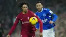 Pemain Liverpool, Trent Alexander-Arnold, berebut bola dengan pemain Everton, Dwight McNeil, pada laga Liga Inggris di Stadion Anfield, Selasa (14/2/2023). Bermain di kandang sendiri, The Reds memenangi derbi Merseyside dengan skor 2-0. (AP Photo/Jon Super)