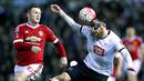 Striker Manchester United, Wayne Rooney, berebut bola dengan pemain Derby County, Richard Keogh pada laga putaran keempat Piala FA, di Stadion Pride Park, Sabtu (30/1/2016) dini hari WIB. (Reuters/Eddie Keogh)
