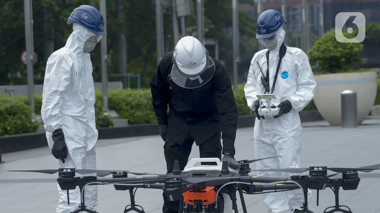 FOTO: Drone Semprotkan Cairan Disinfektan di Jalanan Jakarta