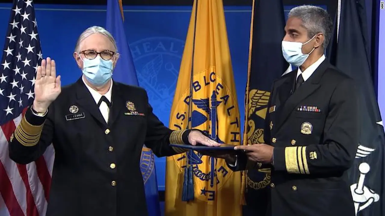 Dr Rachel Levine, transgender bintang empat pertama di AS. (HHS)