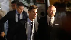 Megabintang Real Madrid, Cristiano Ronaldo tiba di hotel tempat skuad timnya menginap di Keiv, Ukraina, Kamis (24/5). Final Liga Champions akan mempertemukan Real Madrid vs Liverpool di Stadion NSC Olimpiyskiy, pada 26 Mei mendatang. (AP/Sergei Grits)