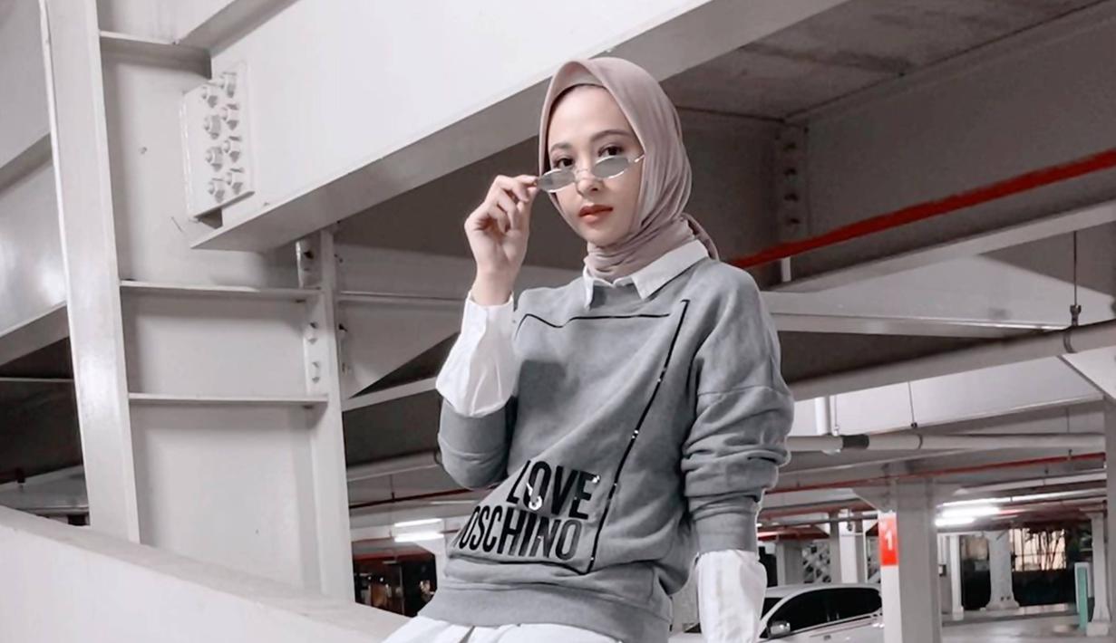 Tahun 2014, Poppy Bunga melahirnya anak pertamanya yang diberi nama Khanza Aliyah Riphat. Sebulan usai ia melahirkan putri pertamnya, ia pun ubah penampilannya dengan berhijab. Meski awalnya sempat diledek suami, ia pun mantap kenakan hijab sampai sekarang. (Liputan6.com/IG/poppybungariphat)