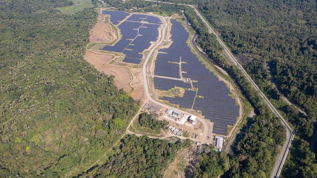 PT Amman Mineral Nusa Tenggara (AMNT) mulai mengintegrasikan pemanfaatan Pembangkit Listrik Tenaga Surya (PLTS atau Solar PV) untuk mendukung aktivitas operasional tambang.