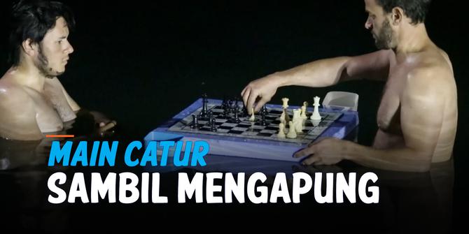 VIDEO: Menikmati Sensasi Bermain Catur Sambil Mengapung di Laut Mati