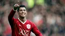 3. Cristiano Ronaldo - Cristiano Ronaldo tercatat menjadi pemain asal Portugal paling bersinar di Manchester United. Cristiano Ronaldo memperkuat Setan Merah pada 2003-2009 dengan torehan 118 gol dari 292 pertandingan.(AFP/Paul Ellis)