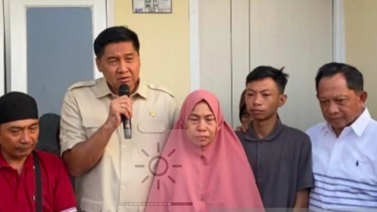 Menteri Perumahan dan Permukiman Maruarar Sirait menyerahkan rumah subsidi untuk keluarga almarhum Affan Kurniawan di Pesona Kahuripan 11, Cileungsi, Bogor, Jawa Barat. (Istimewa)