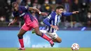 Pemain Atletico Madrid Geoffrey Kondogbia (kiri) berebut bola dengan pemain FC Porto Evanilson pada pertandingan sepak bola Grup B Liga Champions di Stadion Dragao, Porto, Portugal, 7 Desember 2021. Atletico Madrid menang 3-1. (AP Photo/Luis Vieira)