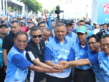 Menteri ESDM Ignasius Jonan (kedua kiri), bersama Direktur Utama PLN, Sofyan Basir (ketiga kiri) saat menghadiri Family Day 72 PLN di Kawasan Jakarta Convention Center (JCC) di Jakarta, Minggu (3/12). (Liputan6.com/Angga Yuniar)