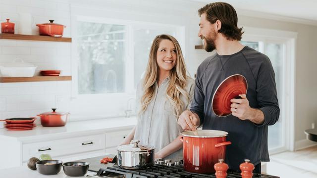 Ilustrasi suami istri, memasak