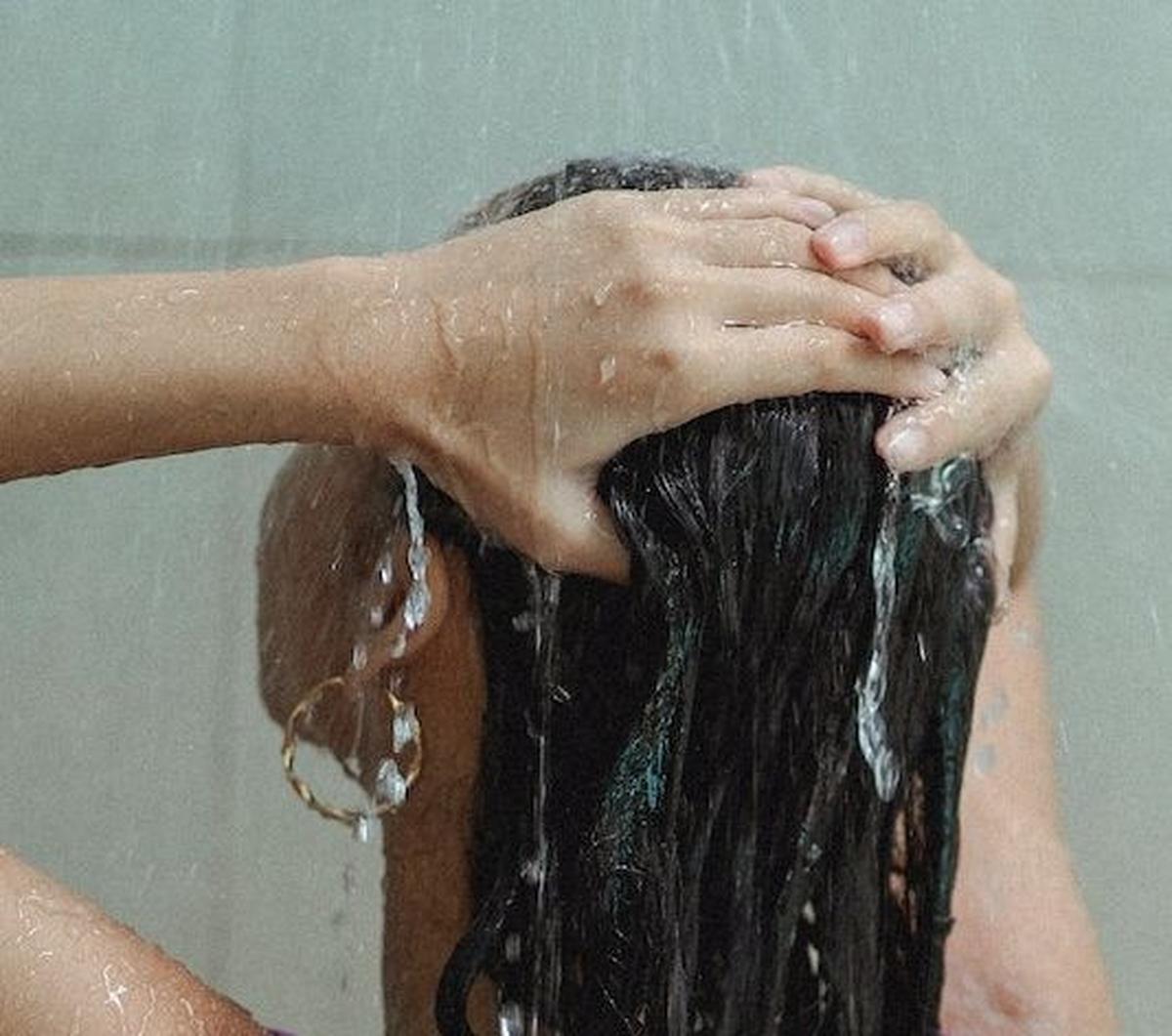 1. Cuci Rambut secara Teratur Minimal 2 Hari Sekali