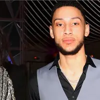 Sepertinya Kendall Jenner sudah tak lagi enggan untuk memamerkan kemesraan hubungannya bersama Ben Simmons. (E! News)